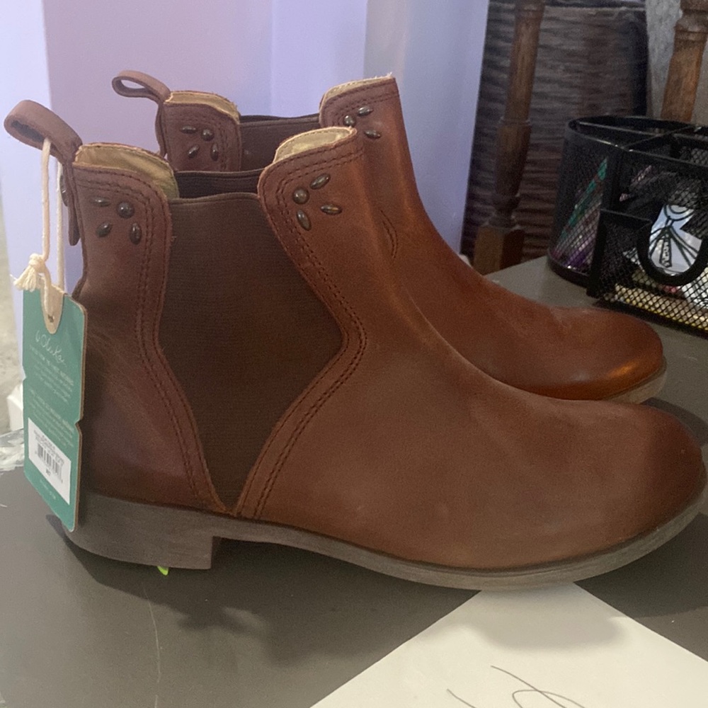 NWT brown leather Olukai boots - size 7